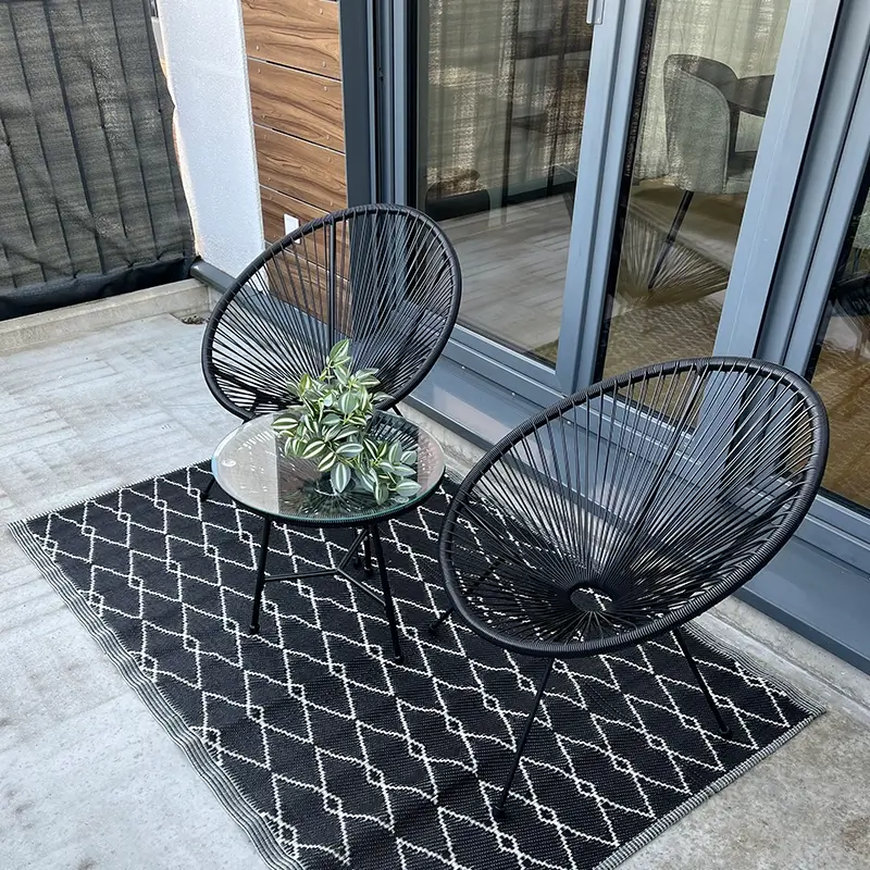 Stuttgart Mitte: Balkon mit zwei Stühlen und Tisch