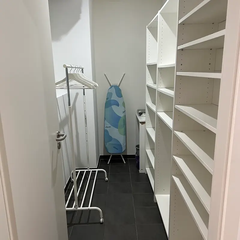 Stuttgart Mitte: Begehbarer Kleiderschrank