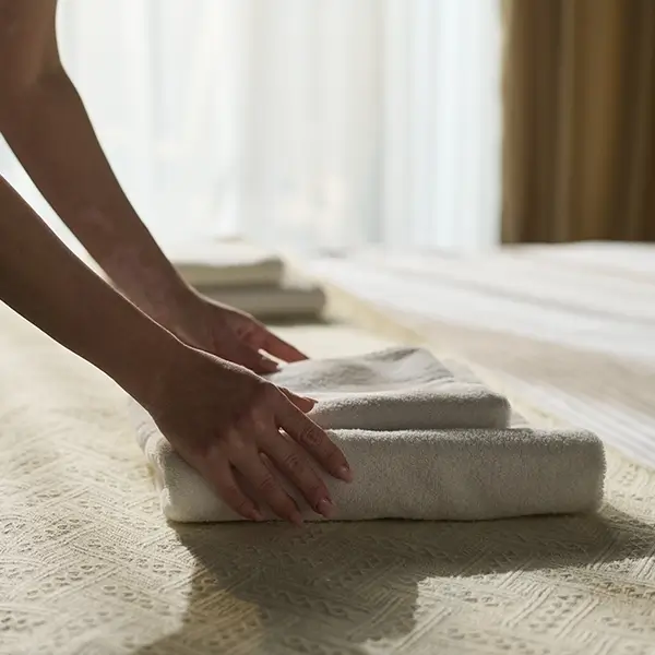 arranging-towels-bedroom