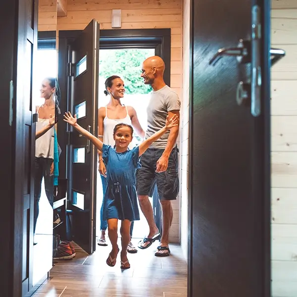 Urlauber betreten Appartement auf Zeit